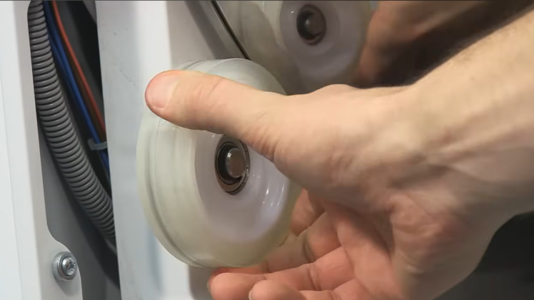 Distorted drum support wheels.