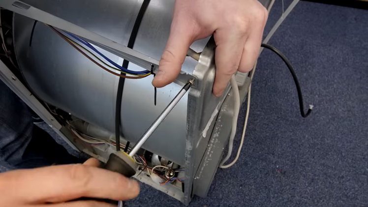 Refit the upper bracket.