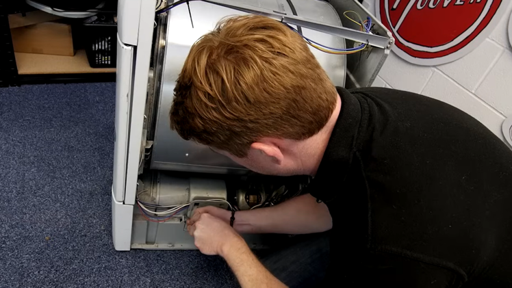 Remove the cover fan cover.