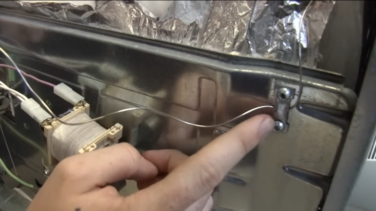 Remove the fixing bracket.