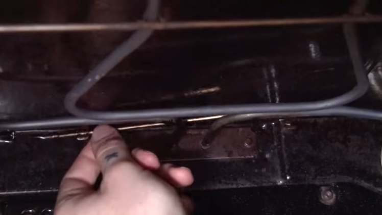 Unclip the thermostat capillary tube on both sides.